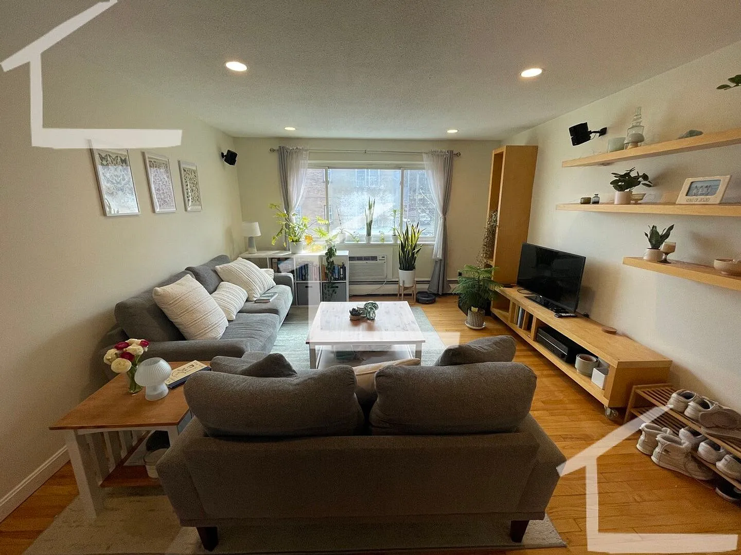 Sunny 2-bedroom, 1-bathroom apartment near the B and C lines — Photo 1