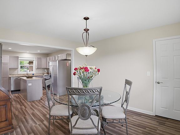 4th image of 25 Devonshire Cir