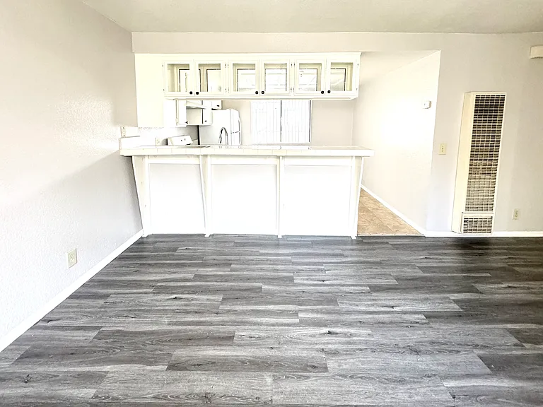 12617 Kornblum Ave — Photo 6