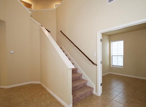 4th image of 105 Old Settlers Dr