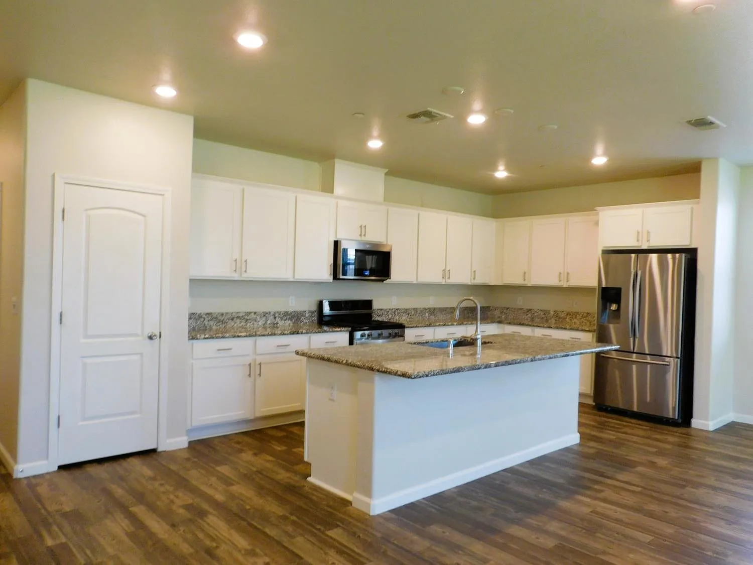3 bed, 1860 sqft, $2,695 — Photo 3