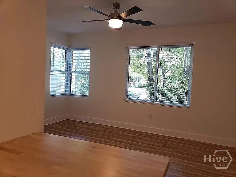 732 E Henry St — Photo 3