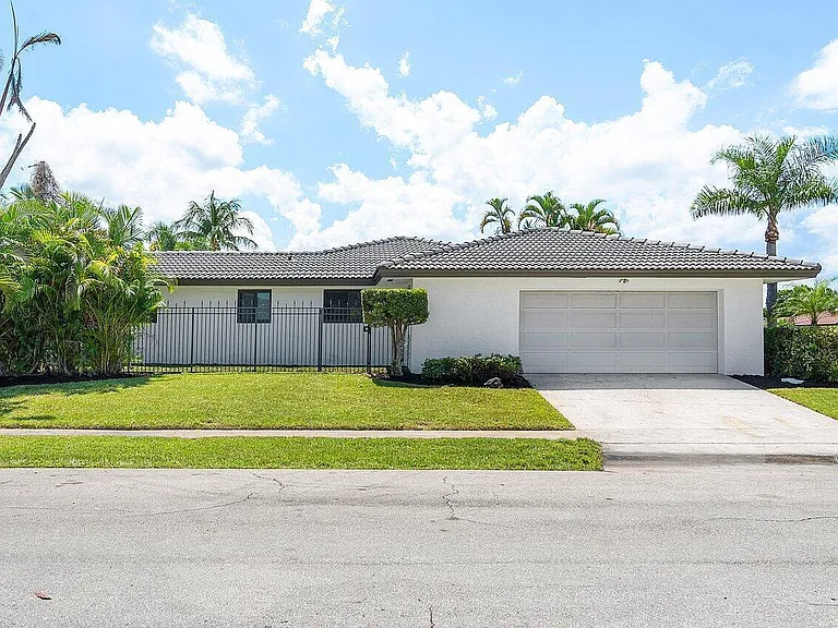 1200 SW 8th St — Photo 3