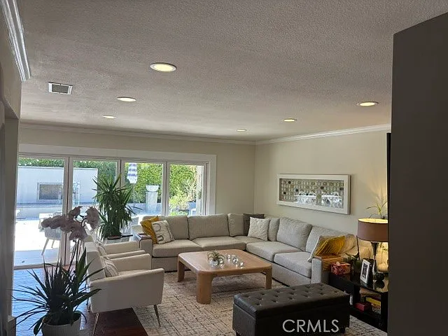 5 bed, 2340 sqft, $8,500 — Photo 3