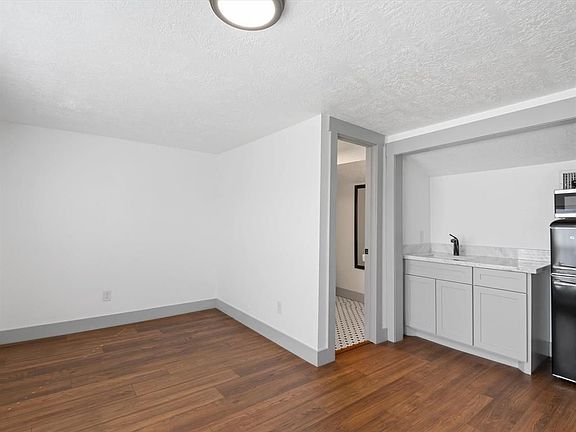 4th image of 4934 Oakland St #B