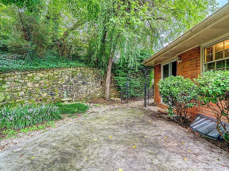 306 Highfield Rd — Photo 19