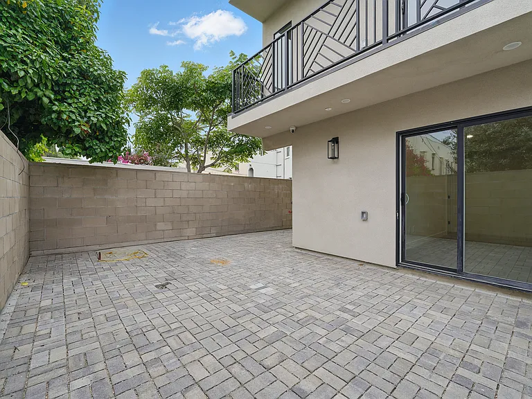 8236 1/2 Blackburn Ave — Photo 21