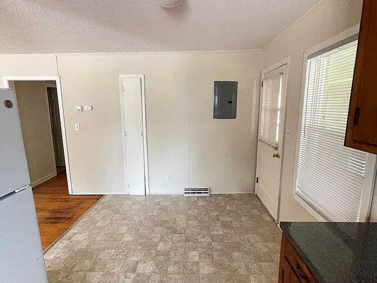 4148 Lee St #B — Photo 7