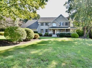 12 Stone Cliff Ter, Oak Ridge, NJ 07438