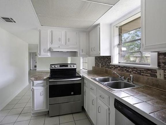 4th image of 408 University Dr