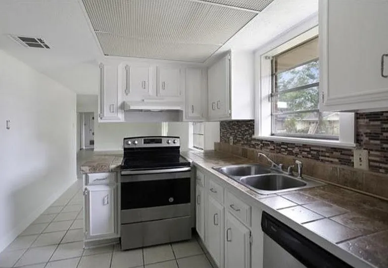 408 University Dr — Photo 4
