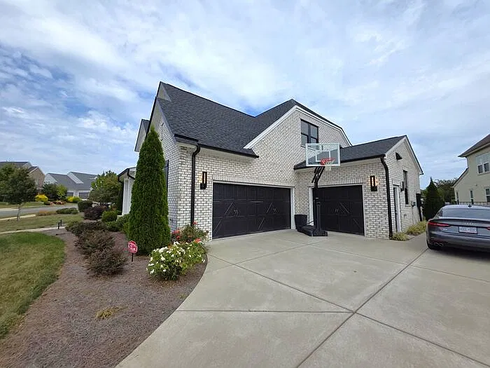 4 bed, 4.0 bath, 3659 sqft, $6,000 — Photo 3