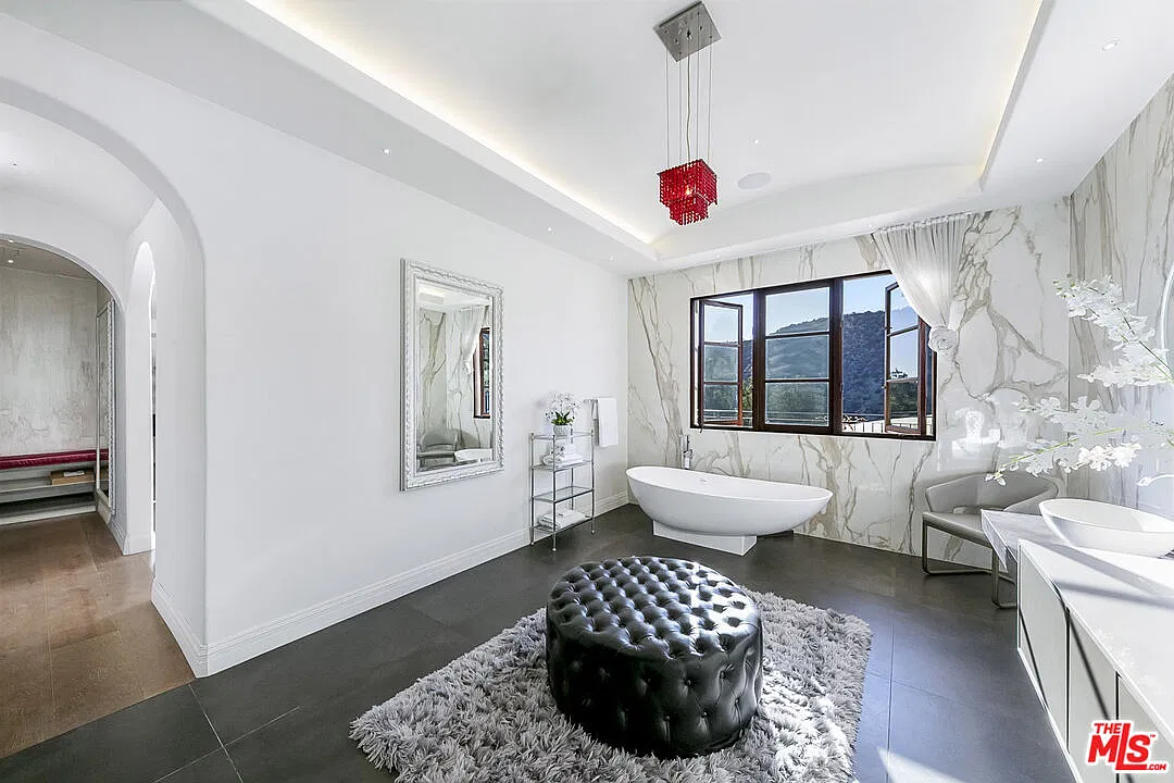 6 bed, 8.0 bath, 11000 sqft, $49,950 — Photo 2