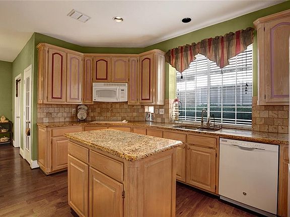 3rd image of 1004 Hunters Creek Dr