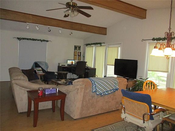 4th image of 10 Carolina Dr
