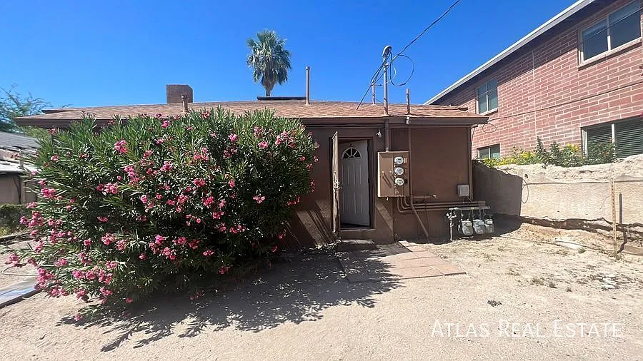 Private Studio less than a mile from U of A Campus — Photo 2