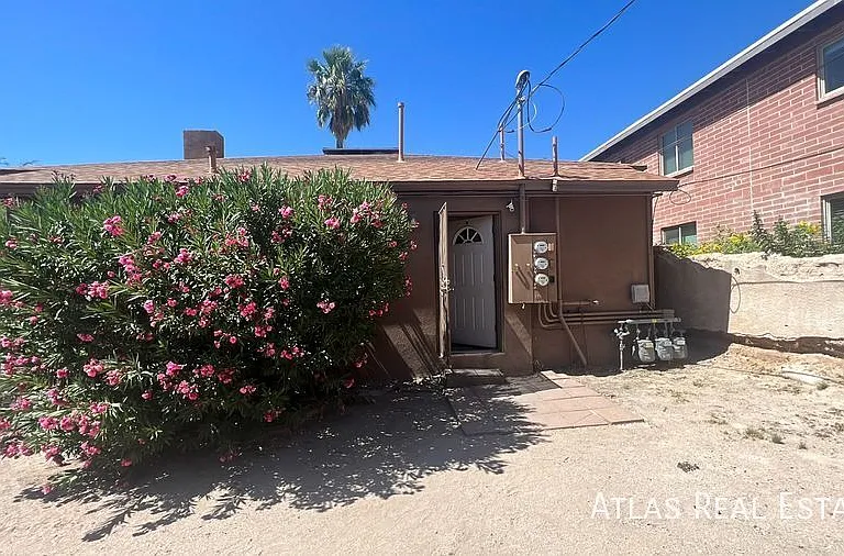 810 E 9th St #3 — Photo 1