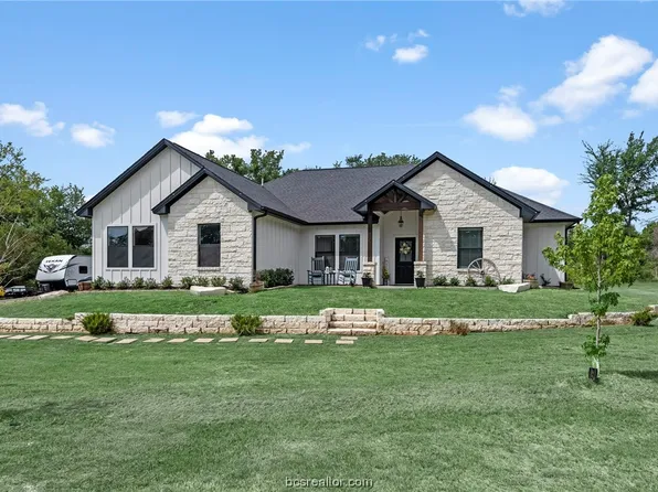 10884 Whispering Oaks Dr, Hearne, TX 77859