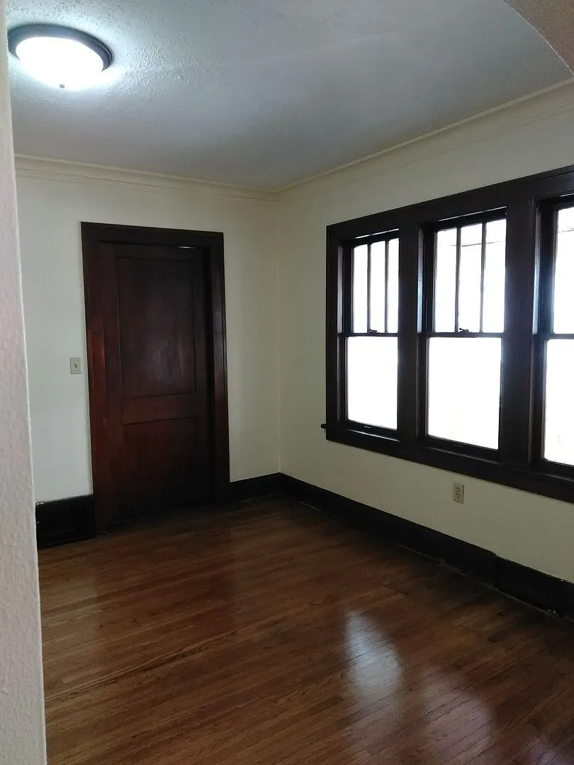 2 Bedroom House with Hardwood Floors — Photo 4