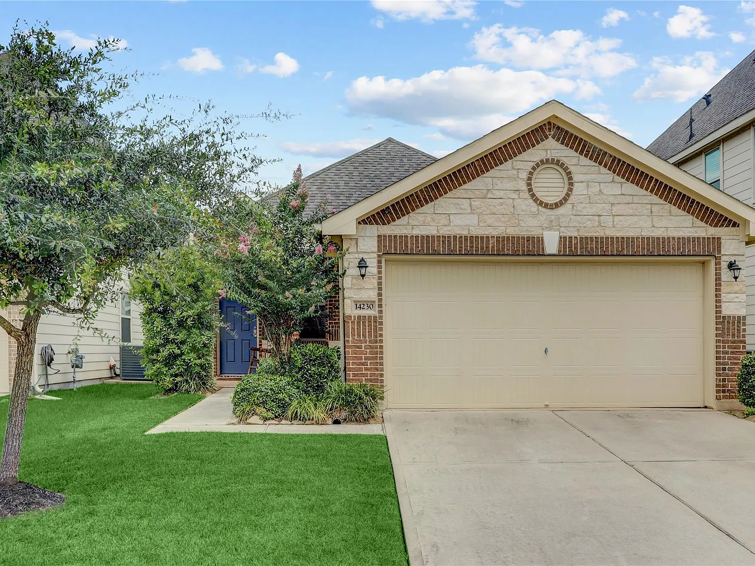3 bed, 2.0 bath, 1698 sqft, $2,200 — Photo 2