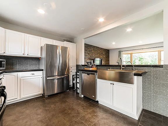 5th image of 647 W Stearns Rd