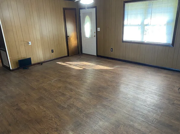 206 E Wheeler St, Okolona, MS 38860