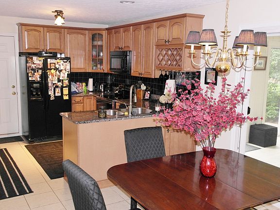 4th image of 2221 Heather Ln