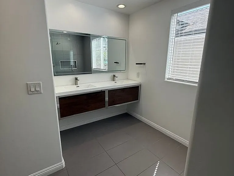 10610 Rhodesia Ave — Photo 19