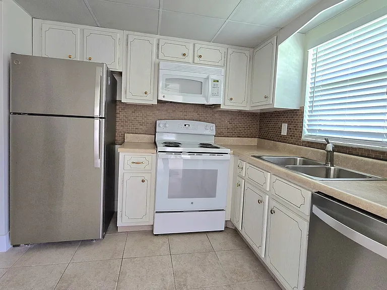 5300 Washington St — Photo 2