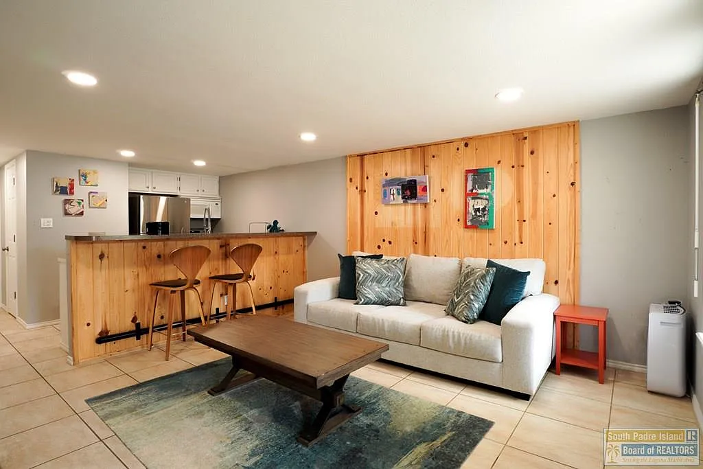 3 bed, 3.5 bath, 1800 sqft, $3,500 — Photo 3