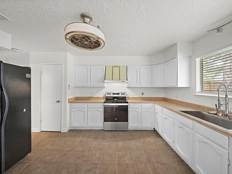 13815 Grosvenor St — Photo 16