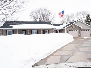 429 Lake Ct, Winsted, MN 55395