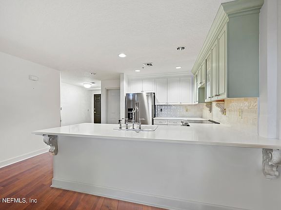 3rd image of 1478 RIVERPLACE Boulevard #701