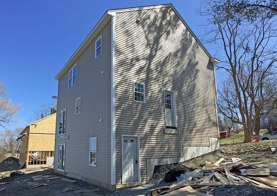 2nd image of 383 Bayview St