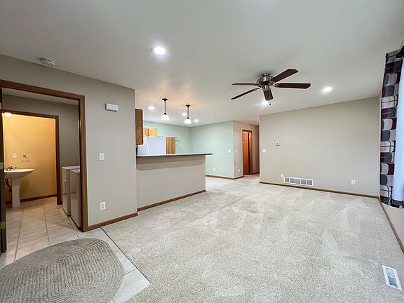 2nd image of 511 Sapphire Cir #0
