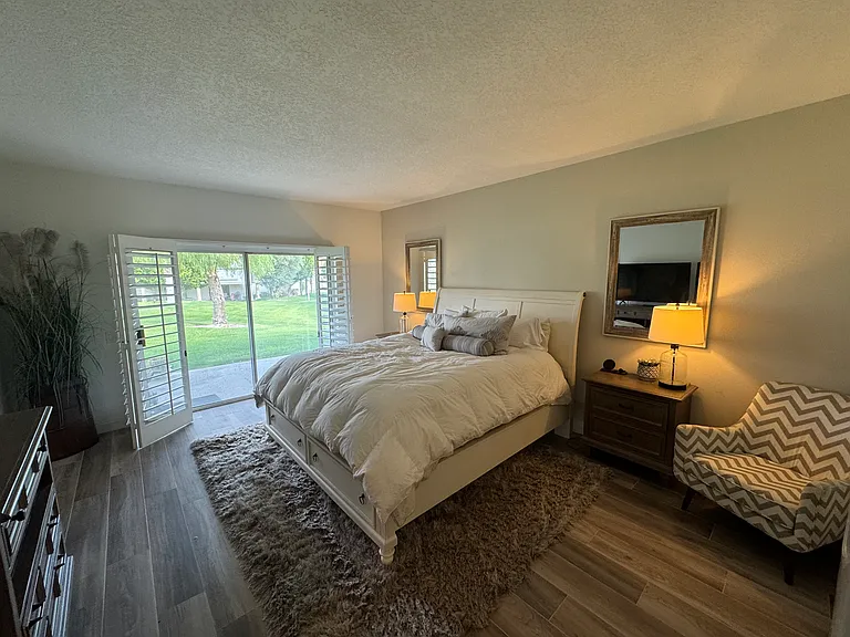 289 Vista Royale Cir W — Photo 27