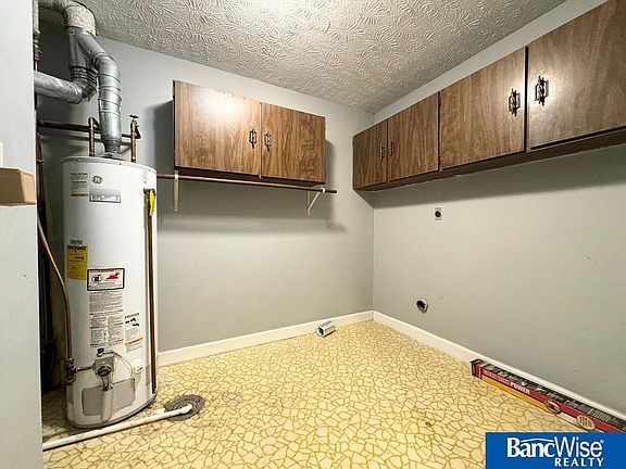 4th image of 3321 Neerpark Dr