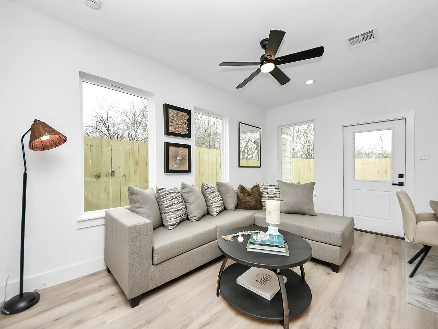3 bed, 2.5 bath, 2333 sqft, $2,100 — Photo 3