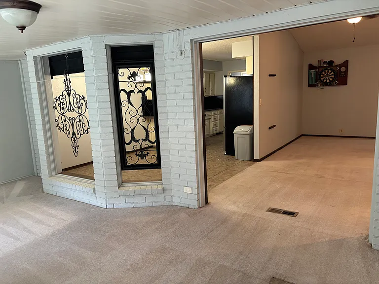 610 Rosanne St — Photo 11