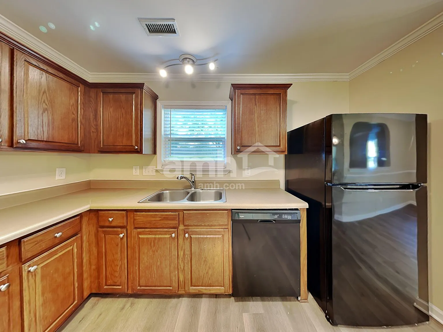 4 bed, 2.5 bath, 1990 sqft, $2,120 — Photo 3