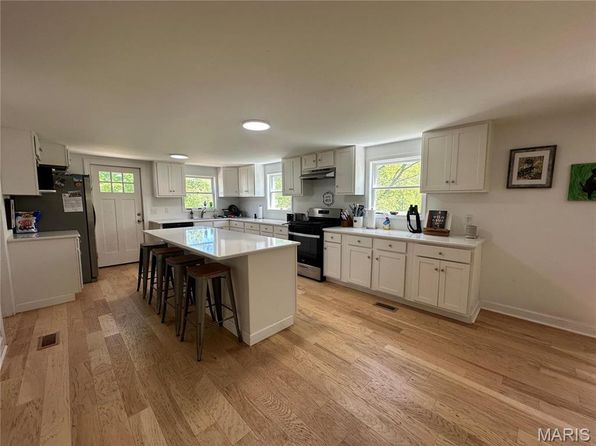 17260 Carver Dr, New London, MO 63459