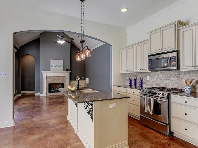 305 Chimney Rock Blvd — Photo 2