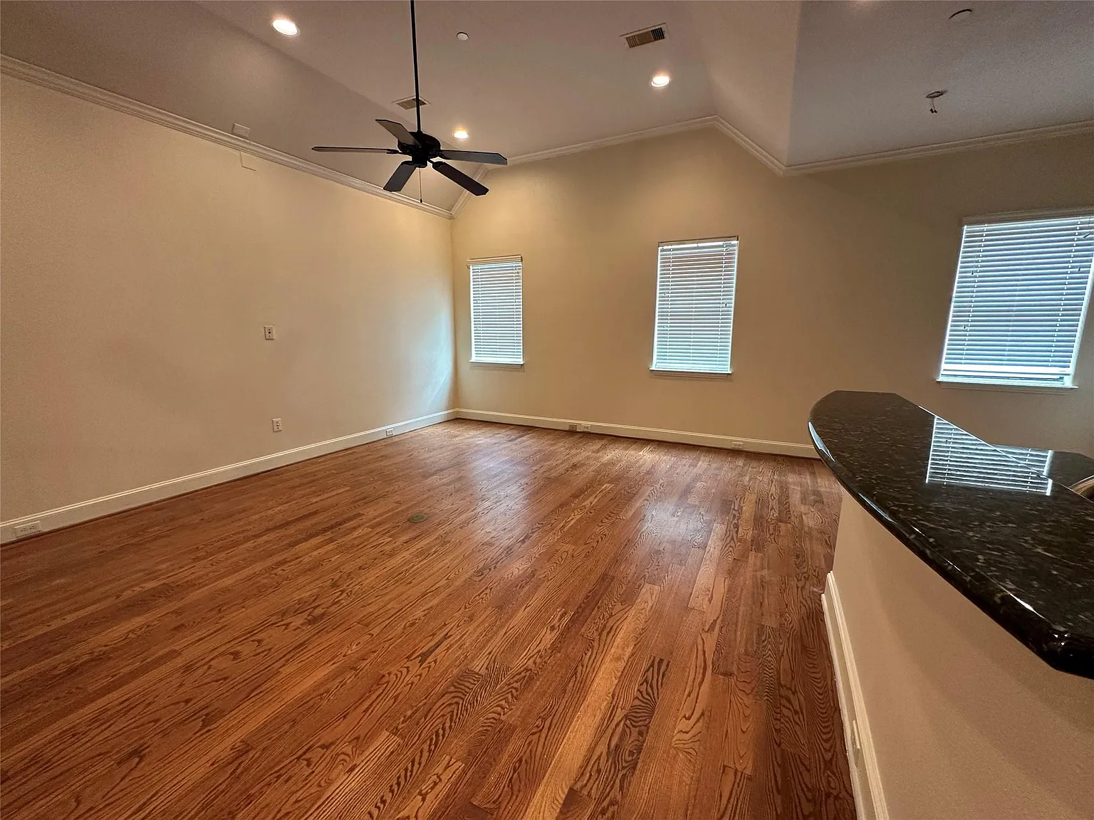 3 bed, 2.5 bath, 1960 sqft, $2,350 — Photo 3