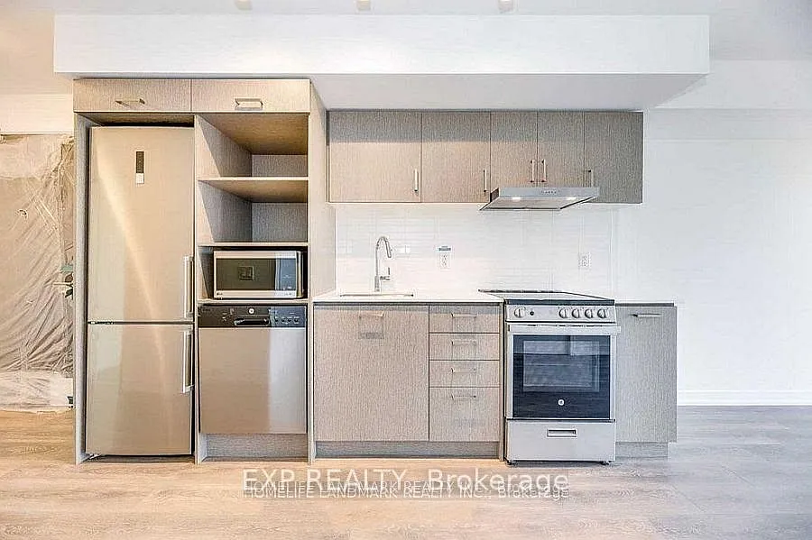 219 Dundas St E — Photo 2