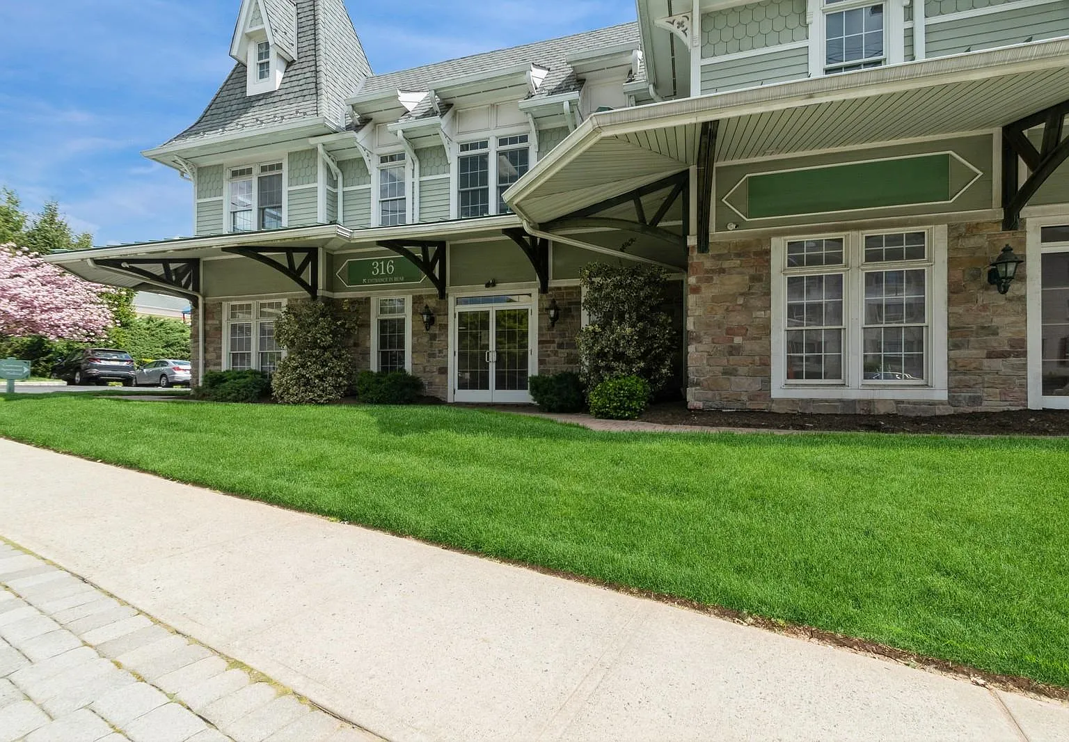 2 bed, $3,200 — Photo 2