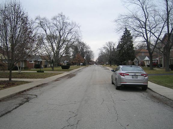 3rd image of 7943 N Neva Ave