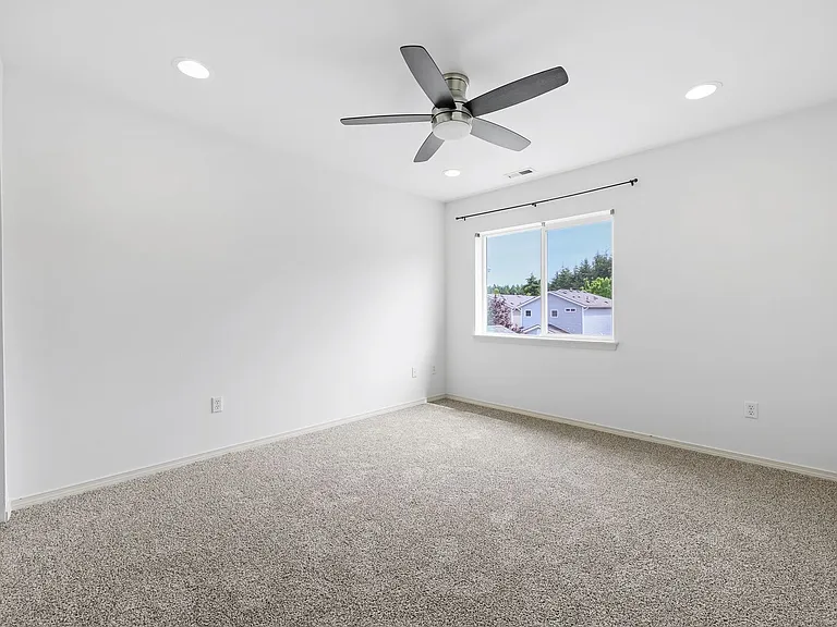 7601 Rushmore Way NE — Photo 28