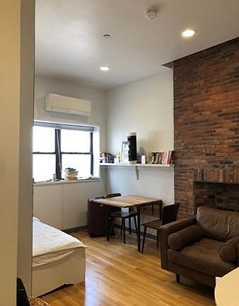 4th image of 147 Bowdoin St