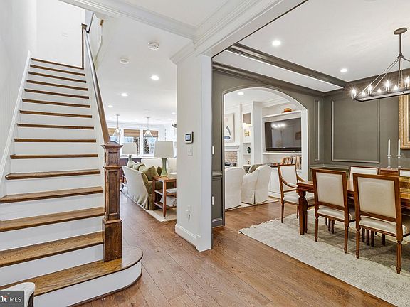 3rd image of 2916 18th St NW