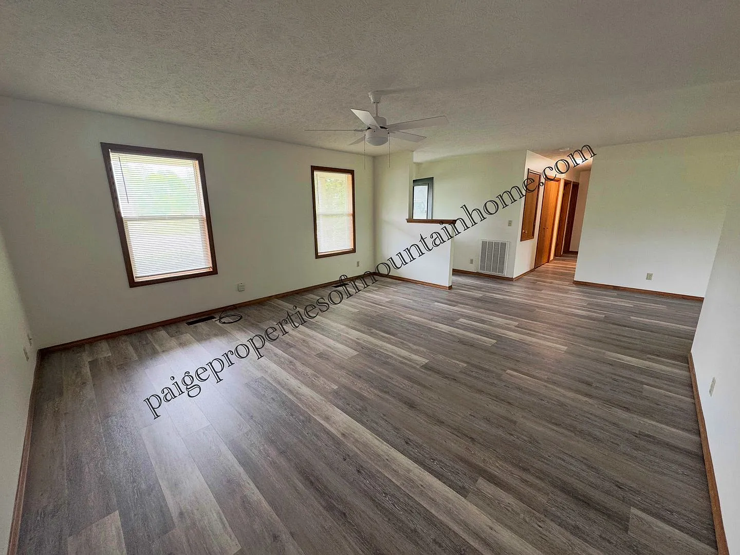 Bright & Spacious 3 Bed / 2 Bath Home in Town! — Photo 4
